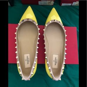 New Valentino Garavani rockstud flats in patent yellow sz 38